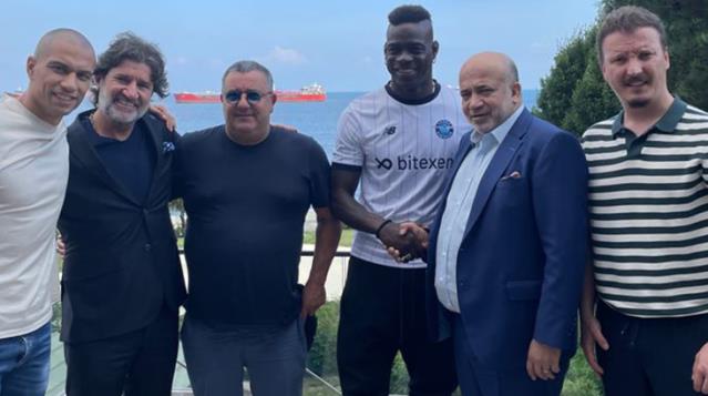 Mario Balotelli  Adana Demirspor ile 3 yıllık sözleşmeye imza attı