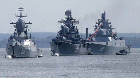 Rusya İngiliz savaş gemisine uyarı ateşi açtı