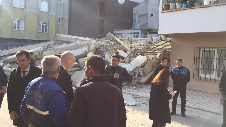 Mersin’de 4 Katlı Bina Çöktü, Arama Çalışmaları Devam Ediyor
