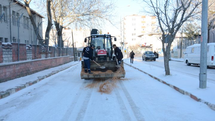 Gülnar Belediyesi Buzlanma ve Karla Mücadele Çalışmalarını Aralıksız Sürdürüyor
