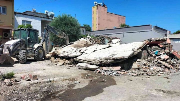 Akdeniz’de metruk binaların yıkımı devam ediyor